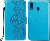 Voor Samsung Galaxy A20 / A30 Flower Vine Embossing Pattern Horizontale Flip Leather Case met Card Slot & Holder & Wallet & Lanyard (Blue)