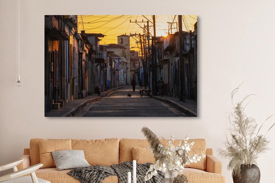 Lever de soleil sur la rue de la ville de Camaguey à Cuba, Amérique du Nord Toile 180x120 cm - Tirage photo sur toile (Décoration murale salon / chambre) XXL / Groot format!
