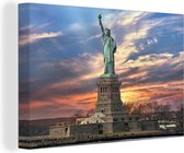 Canvas schilderij 140x90 cm - Wanddecoratie Vrijheidsbeeld in New York tijdens zonsondergang - Muurdecoratie woonkamer - Slaapkamer decoratie - Kamer accessoires - Schilderijen