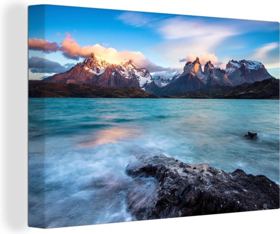 Le lac Pehoe turquoise avec des montagnes vallonnées et un ciel clair Toile 120x80 cm - Tirage photo sur toile (Décoration murale salon / chambre)