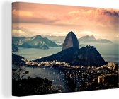Canvas Schilderij Luchtfoto Suikerbroodberg in Brazilië. - 90x60 cm - Wanddecoratie