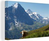 Canvas Schilderij Zwitserse koe voor de Eiger in het Jungfrau-gebied - 90x60 cm - Wanddecoratie