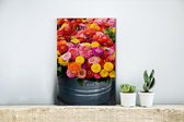 Canvas Schilderij Vers gesneden zinnia bloemen in een metalen bak - 20x30 cm - Wanddecoratie