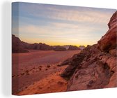 Canvas Schilderij Prachtige zonsopkomst achter de rotsen in Wadi Rum - 30x20 cm - Wanddecoratie