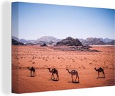 Canvas Schilderij Kamelen zwerven door de woestijn in Wadi Rum - 30x20 cm - Wanddecoratie