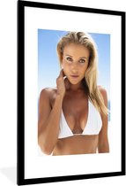Fotolijst incl. Poster - Vrouw die met een witte bikini recht in de camera kijkt - 80x120 cm - Posterlijst