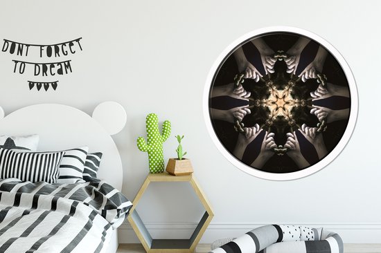 Médaillon rond en trois dimensions avec les mains sur un heurtoir sur mur blanc Cercle mural aluminium ⌀ 120 cm - impression photo sur cercle mural / cercle vivant / cercle jardin (décoration murale) XXL / Groot format!