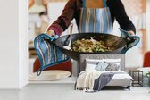 Femme avec un fotobehang wok rempli