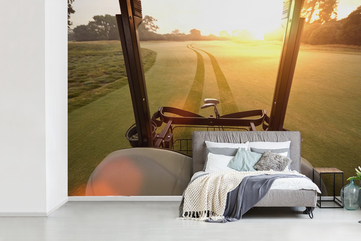 Behang - Fotobehang Golfkar die sporen op de golfbaan maakt - Breedte 450 cm x hoogte 300 cm