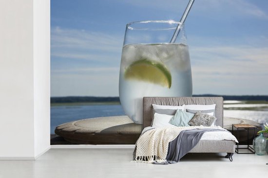 Un Gin tonic sur la mer bleue papier peint photo vinyle largeur 450 cm x hauteur 300 cm - Tirage photo sur papier peint (disponible en 7 tailles)