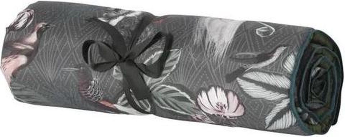 Groen loungekussen van Madison in afmeting 180x68 cm, ideaal voor buiten in de tuin of op het terras.