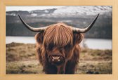 JUNIQE - Poster met houten lijst A Friendly Giant by @stefankuerzinger