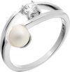Bague argentée avec une perle blanche et une plus grosse pierre blanche. L'intérieur montre '925'.