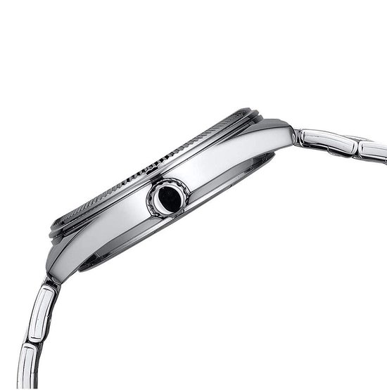 Profil d'une montre Casio argentée avec lunette cannelée.