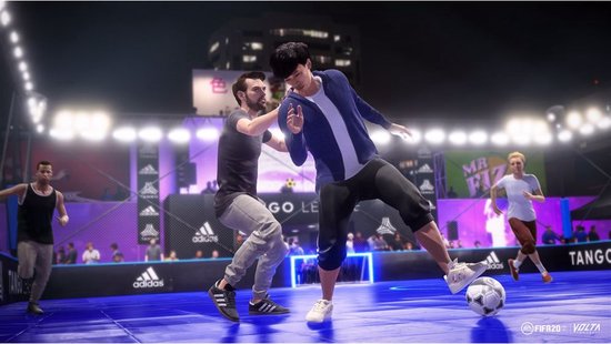 Spelers spelen straatvoetbal op een blauw veld in de nacht, met sponsors als Adidas.