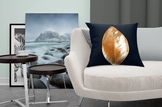 Sierkussen Carré Feuilles dorées pour usage intérieur - Gros plan d'une feuille d'or sur fond noir - 45x45 cm - Coussin intérieur carré en coton