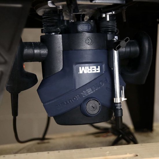 FERM - PRM1015 - Bovenfrees - 1300W - 2 Spantangen - 6mm - én - 8mm - Stofzuiger adapter - Ingebouwde - LED werkverlichting - Freesdiepte 60mm - Freesdiameter 30mm - 6-delige - Freesset - Parallelgeleider - Sjabloongeleider - Precisie bovenfrees