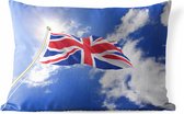 Sierkussen Vlaggen voor buiten - De vlag van het Verenigd Koninkrijk wappert in de lucht - 60x40 cm - rechthoekig weerbestendig tuinkussen / tuinmeubelkussen van polyester