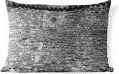 Buitenkussens - Tuin - Antieke stenen muur met dakpannen onder een grijze lucht in Zwart-Wit - 50x30 cm