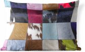 Sierkussen Koe print voor buiten - Een kleurrijk en geruit tapijt met onder andere een koeienhuid - 60x40 cm - rechthoekig weerbestendig tuinkussen / tuinmeubelkussen van polyester