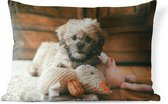 Buitenkussens - Tuin - Een Shih Tzu hond met knuffels op de vloer - 60x40 cm