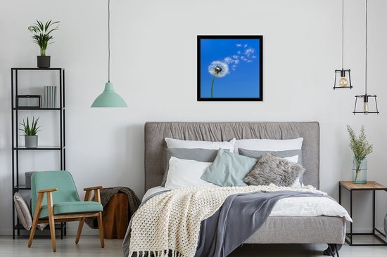 Photo encadrée - Graines de pissenlit soufflent dans le ciel bleu cadre photo noir 60x80 cm - Affiche encadrée (Décoration murale salon / chambre)