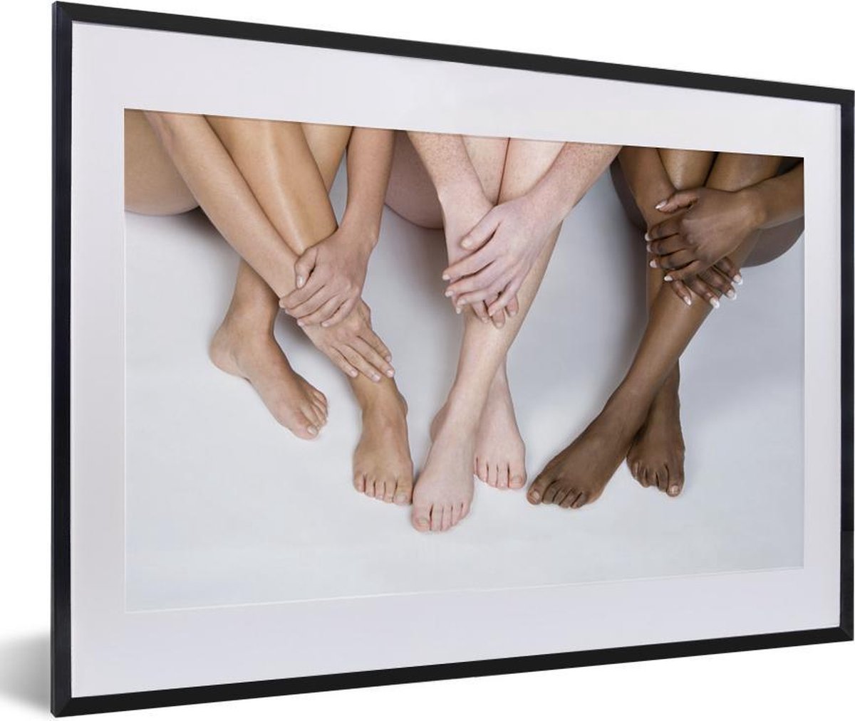 Photo en cadre - Adolescent avec les pieds sur la table cadre photo 60x40  cm - Affiche | bol