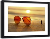 Foto in frame , Zonnebril op het strand , 70x100cm , Multikleur , Premium print