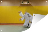 Muurdecoratie Twee sporters spelen judo in een gym - 180x120 cm - Tuinposter - Tuindoek - Buitenposter