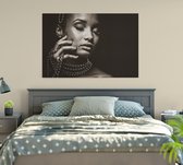 Mooie vrouw met haar ketting - Foto op Canvas - 45 x 30 cm