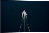 Dibond - Bovenaanzicht van Kleine Boot op Zee - 90x60cm Foto op Aluminium (Wanddecoratie van metaal)