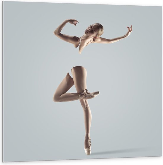 Dibond - Balletdanseres in Grijze Kleding op Grijze Achtergrond - 100x100cm Foto op Aluminium (Wanddecoratie van metaal)