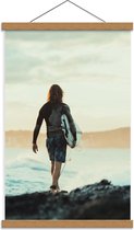 Schoolplaat – Surferboy richting het Strand - 40x60cm Foto op Textielposter (Wanddecoratie op Schoolplaat)