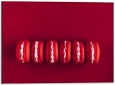 Dibond - Rode Macarons op Rode Achtergrond - 40x30cm Foto op Aluminium (Wanddecoratie van metaal)