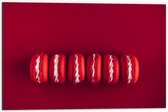 Dibond - Rode Macarons op Rode Achtergrond - 60x40cm Foto op Aluminium (Wanddecoratie van metaal)