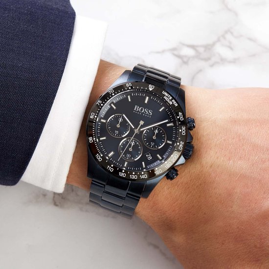 Blauw stalen BOSS polshorloge met chronograaf, gedragen op een mannelijke pols.