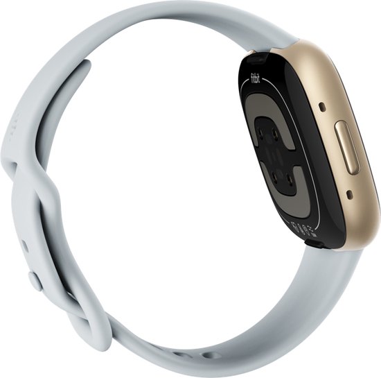 Fitbit Sense 2 smartwatch met lichtblauwe band en goudkleurig frame.