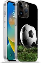 Geschikt voorApple Iphone 14 Pro - Softcase hoesje - Voetbal in het gras - Siliconen Telefoonhoesje