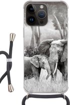 Geschikt voorApple Iphone 14 Pro - Crossbody Case - Olifant - Dieren - Natuur - Zwart wit - Siliconen - Crossbody - Backcover met Koord - Telefoonhoesje met koord - Hoesje met touw