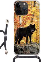 Geschikt voorApple Iphone 14 Pro - Crossbody Case - Wolf - Rots - Boom - Siliconen - Crossbody - Backcover met Koord - Telefoonhoesje met koord - Hoesje met touw