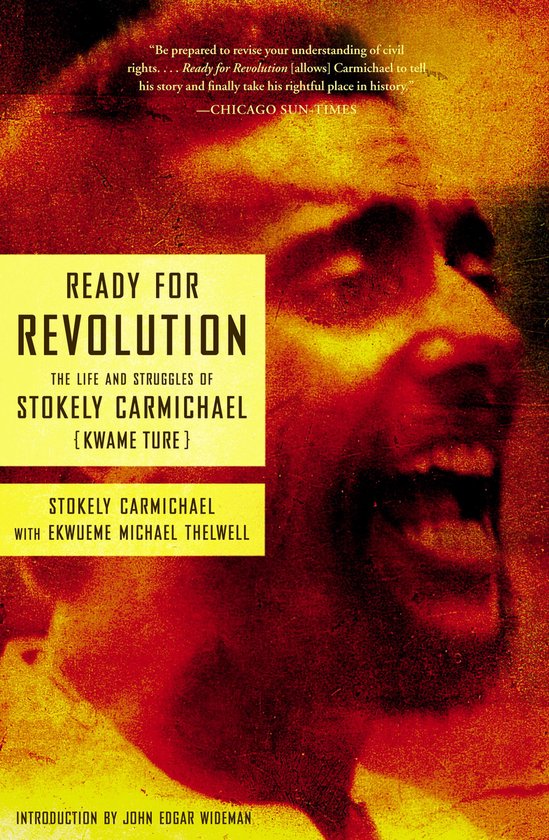 Boekcover met de titel Ready for Revolution, het leven en de strijd van Stokely Carmichael. Gedrukt met gele letters op een rood-gele achtergrond.