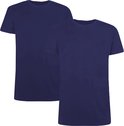 Twee marineblauwe T-shirts met ronde hals, op de voorgrond een t-shirt, op de achtergrond een t-shirt.