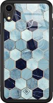 Casimoda® hoesje - Geschikt voor iPhone XR - Blue Cubes - Luxe Hard Case Zwart - Backcover telefoonhoesje - Blauw