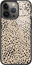 Casimoda® hoesje - Geschikt voor iPhone 13 Pro - Stippen bruin abstract - Luxe Hard Case Zwart - Backcover telefoonhoesje - Bruin/beige