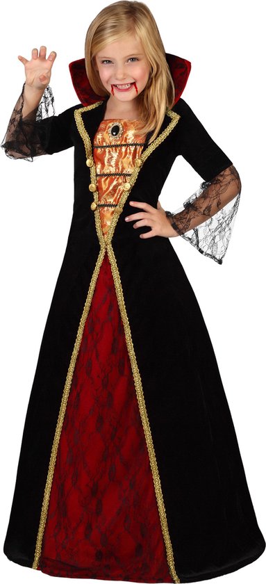 Fille dans une longue robe de vampire noire avec des détails en dentelle rouge, une garniture dorée et un col haut.