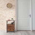 Nachtkastje met houtlook, zwart metalen frame en twee lades, naast een witte deur.