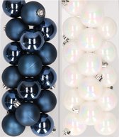 32x stuks kunststof kerstballen mix van donkerblauw en parelmoer wit 4 cm - Kerstversiering