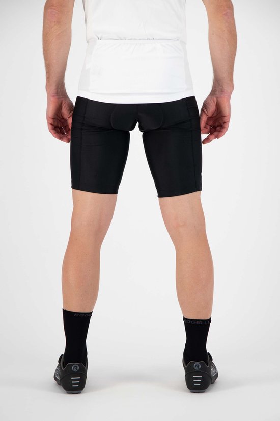 Achterkant van een man in een witte fiets-top en zwarte fietsbroek.