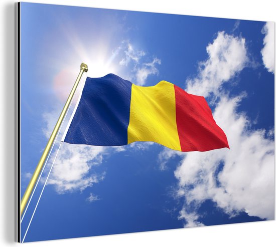 Le drapeau de la Roumanie flotte dans les airs Aluminium 180x120 cm - Tirage photo sur Aluminium (décoration murale en métal) XXL / Groot format!