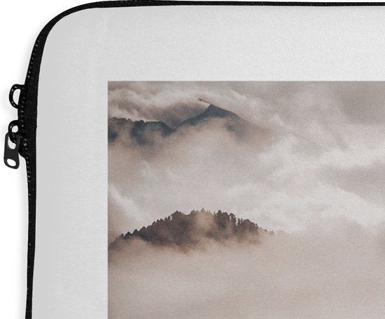 Laptophoes 14 inch - Italië - Dolomieten - Zomer - Mist - Laptop sleeve - Binnenmaat 33x23 cm - Zwarte achterkant